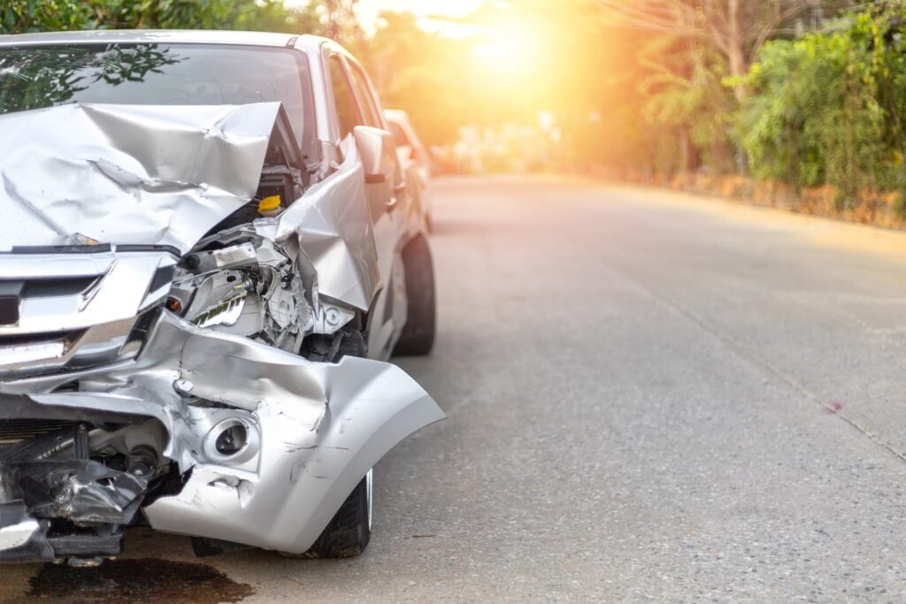 The front of light gray color car with pick up has a big damaged